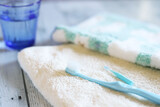 ガラスコップと歯ブラシ、歯間ブラシ、ハンドタオル　歯磨きデンタルケアイメージ