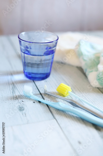 ガラスコップと歯ブラシ、口腔ケア用品　歯磨きデンタルケアイメージ