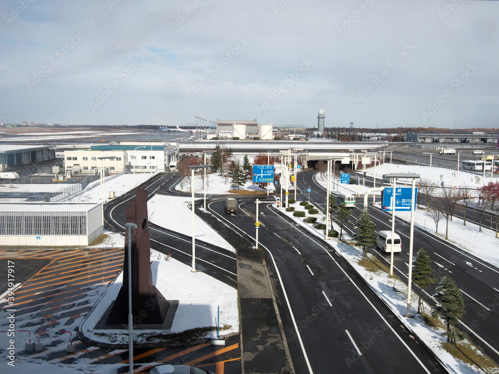 Φωτογραφία Hokkaido,Japan-November 11, 2020: New Chitose Airport Parking Lot in the snow
