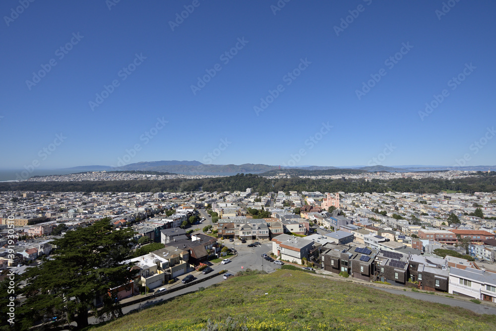 サンフランシスコ・サンセット地区の街並みとゴールデン・ゲート・ブリッジ