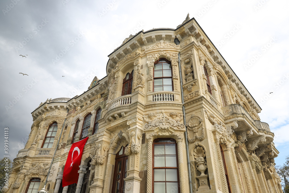 Fototapeta premium Kucuksu Palace in Istanbul City, Turkey