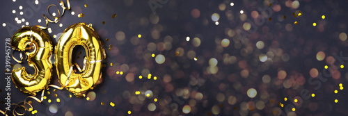 Foto Gold foil balloon number, digit thirty