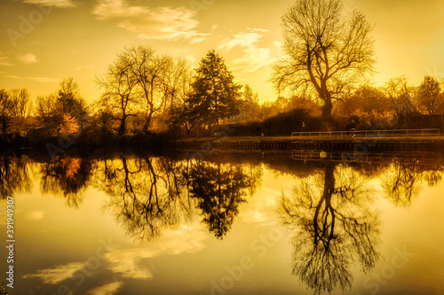 Herbst Spiegelung Silhouetten am Fluss bei Sonnenuntergang © dietwalther
