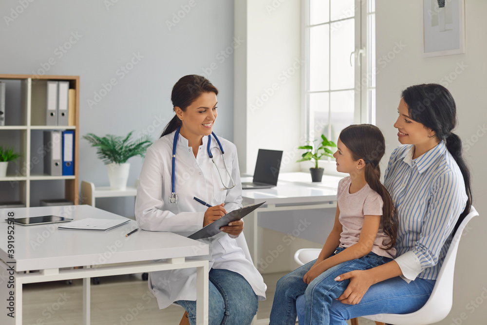 Obraz premium Mother and child girl in doctor's office. Pediatrician prescribes treatment to patient. Medical.