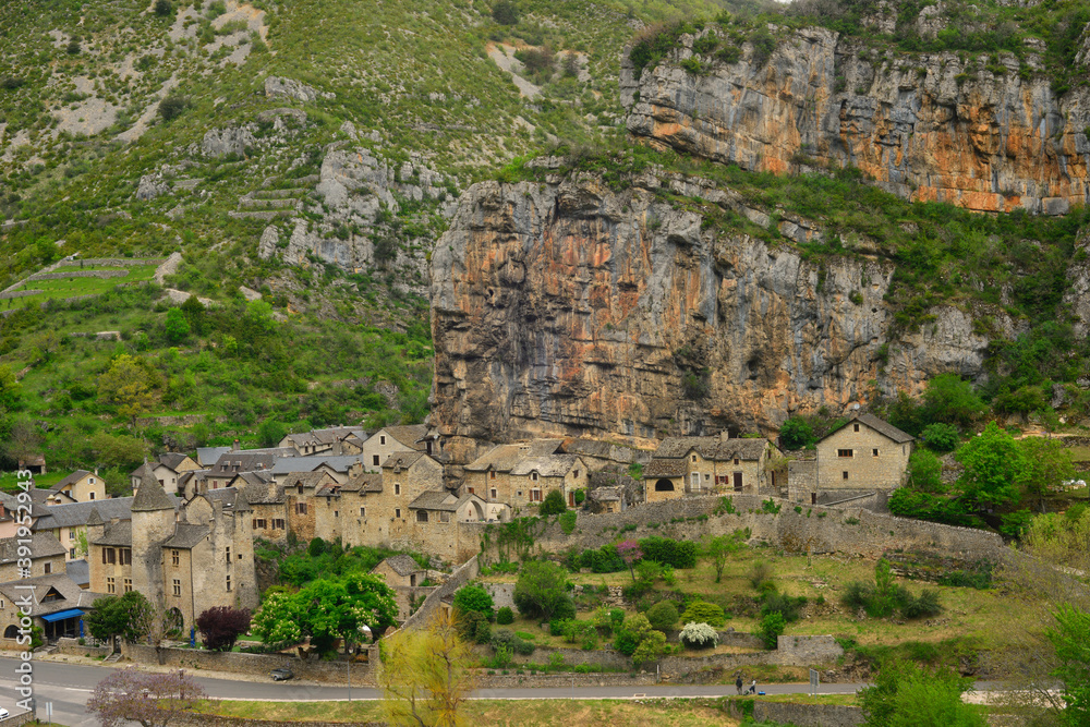 Village au pied de la montagne, la Malène (48210) , Lozère en Occitanie, France