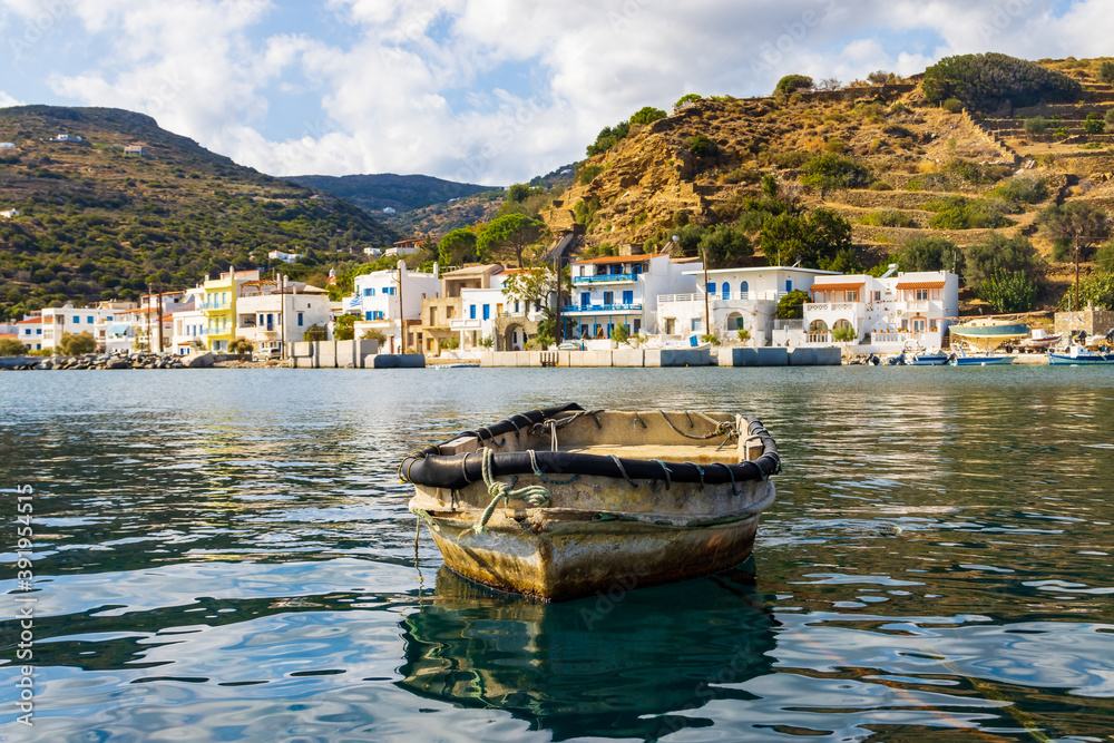 Kleines Fischerboot im Hafen der Bucht von Korthi auf der griechischen Kykladen-Insel Andros