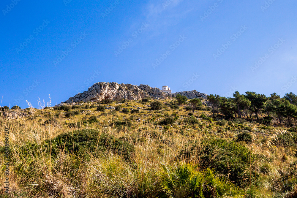 Mondello bei Sizilien. Hügellandschaft im Frühling direkt am Meer mit Blick auf die Berge und Küste Siziliens in Italien