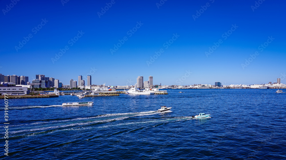 快晴の横浜港大さん橋から　船が行き交う賑やかな横浜港