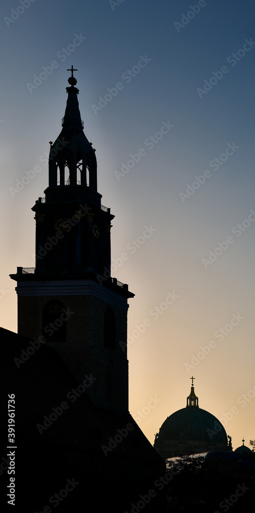 Silhouette der Marienkirche am Berliner Alexanderplatz und der Kuppel des Berliners im Gegenlicht der untergehenden Abendsonne (Blick von Nordosten - Panorama aus 5 Einzelbildern