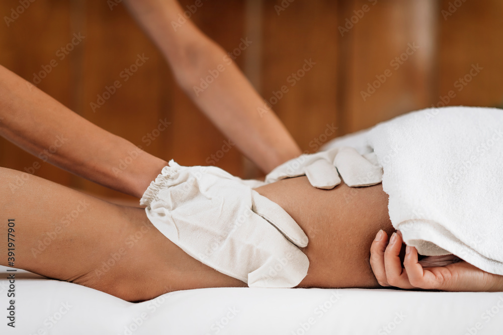 Fototapeta premium Ayurveda Garshana Dry Body Massage with Silk Gloves
