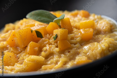 Piatto di delizioso risotto con zucca e taleggio, Cibo Italiano photo