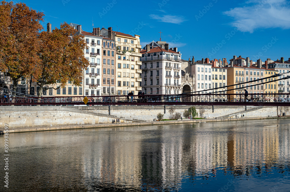 Berges de la Saône à Lyon à l'automne en France et la passerelle Saint-Vincent