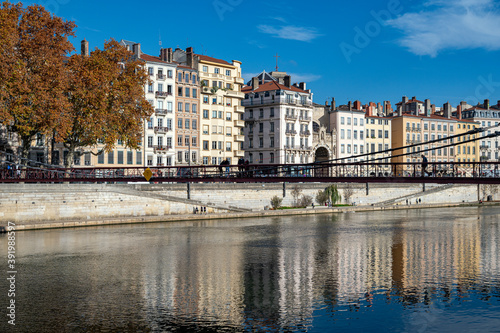 Berges de la Saône à Lyon à l'automne en France et la passerelle Saint-Vincent © michel