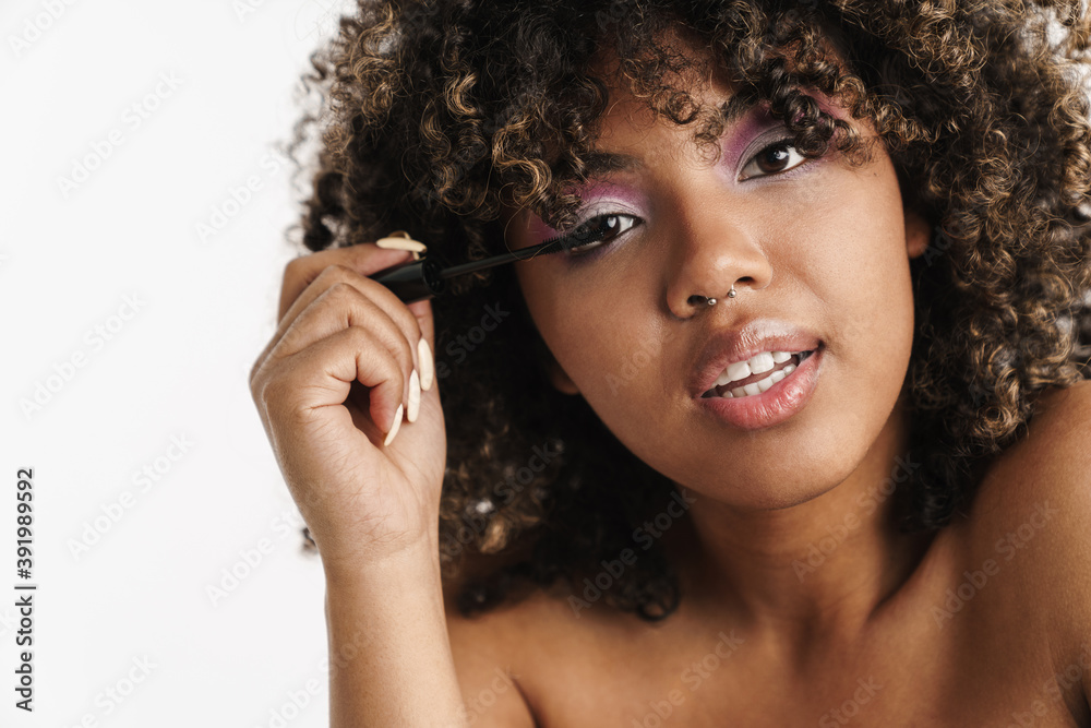 Obraz premium Beautiful nice african american girl applying mascara