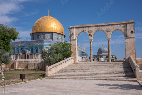 Explanada de la mezquitas y cúpula de Templo de la Roca en Jerusalén, Israel