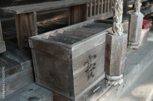 古いお寺の賽銭箱