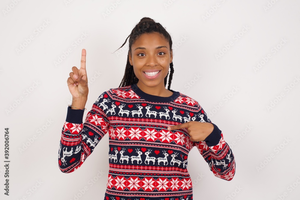 MODELO says: wow how exciting it is, has amazed expression, indicates something. One hand on her chest and pointing with other hand. MODELO says: wow how exciting it is, has amazed expression, indicates something. One hand on her chest and pointing with other hand.