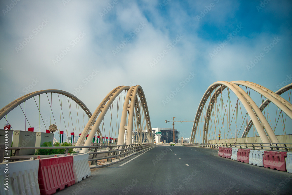 Obraz premium Abu Dhabi Bridge to the city, UAE