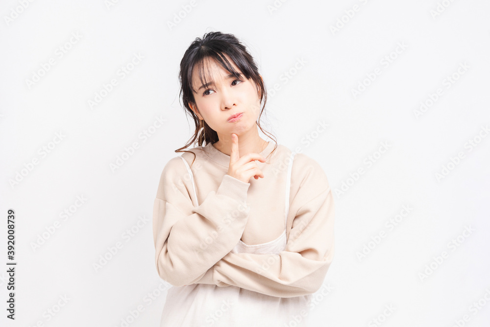 悩み事を抱える若い女性 悩み事を抱える若い女性