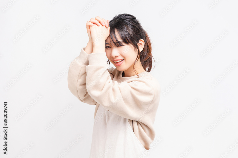お願いのジェスチャーをする若い女性 お願いのジェスチャーをする若い女性
