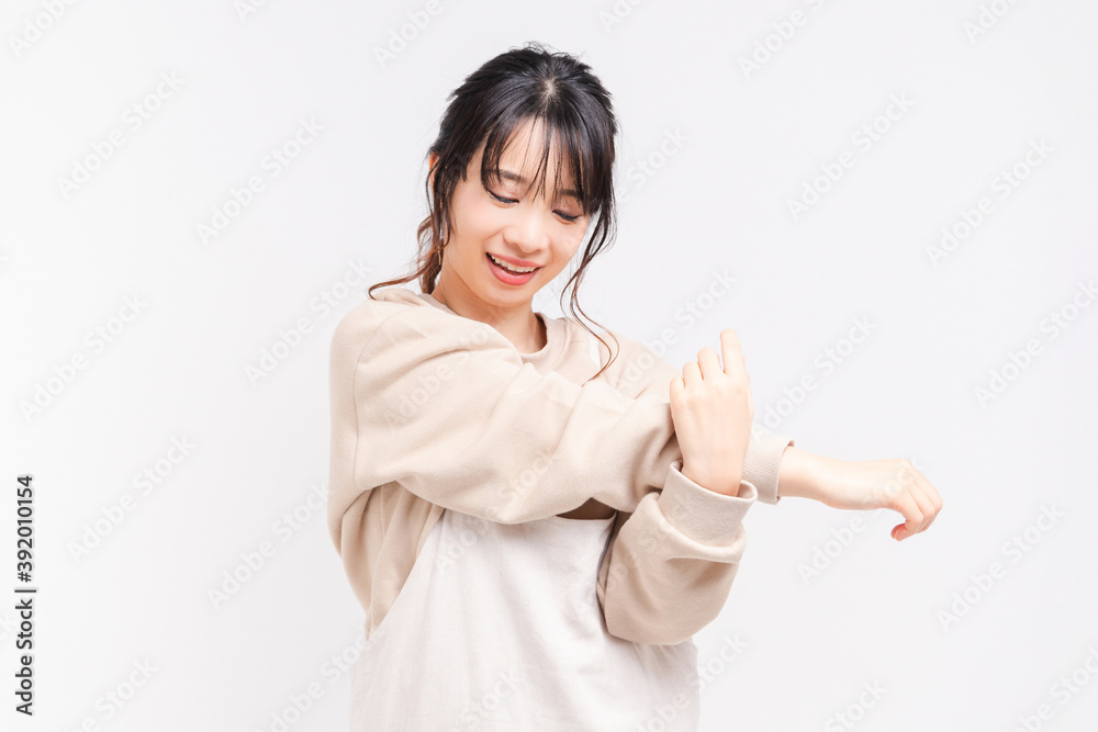 ストレッチをして腕を伸ばす若い女性 ストレッチをして腕を伸ばす若い女性