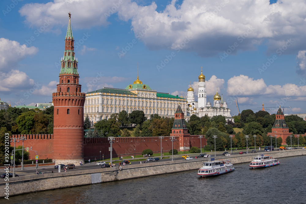 Vista del Kremlim de Moscú y del río Moscova en Rusia