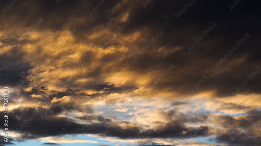 Ciel aux teintes irréelles pendant le coucher du soleil