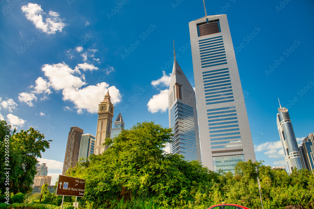 Obraz premium DUBAI, UAE - DECEMBER 10, 2016: Downtown city skyscrapers on a beautiful sunny day