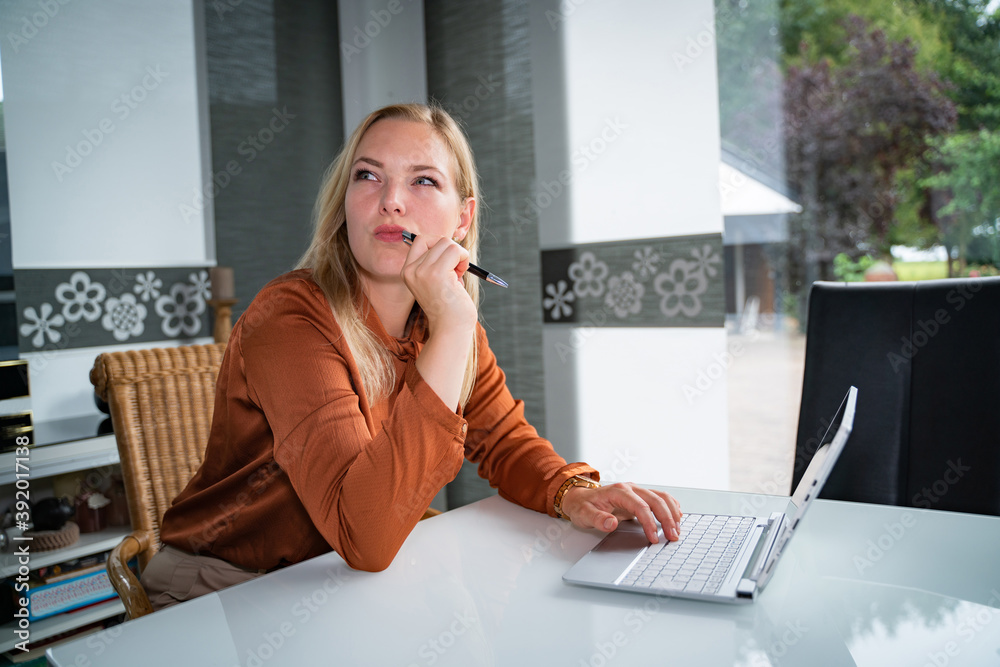 Belletristik - junge Autorin arbeitet an einem Buch, Symbolfoto.