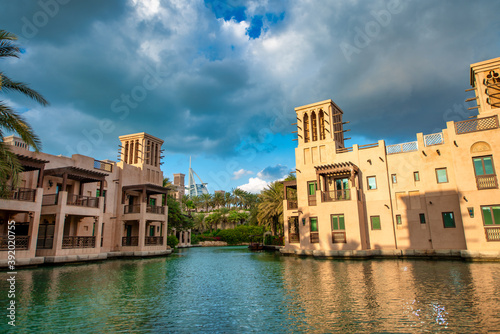 Canvas Print DUBAI, UAE - DECEMBER 11, 2016: View of Madinat Jumeirah old style buildings fro
