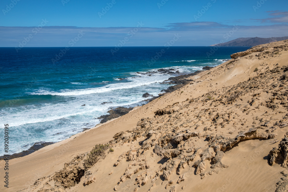 Blick in nördlicher Richtung auf die Westküste der Kanareninsel Fuerteventura