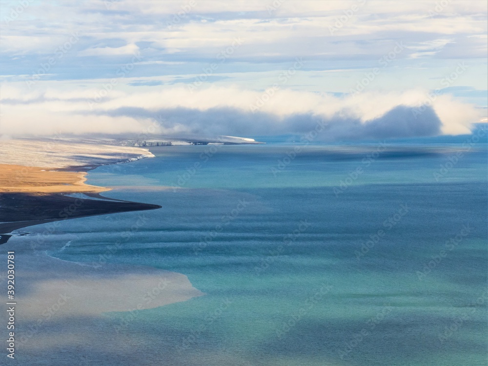 Schöne Küstenlandschaft mit blauem Meer - Spitzbergen