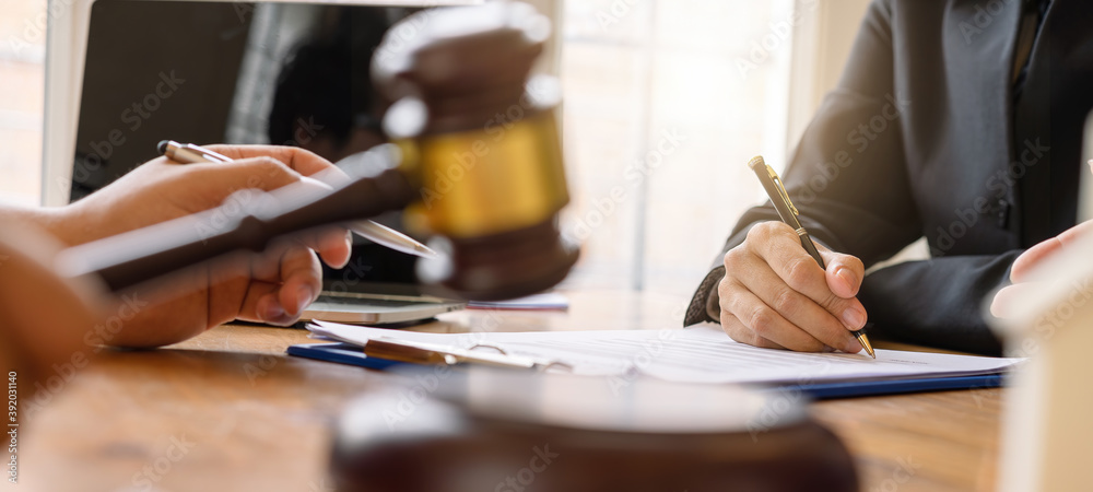 Φωτογραφία Cropped shot of business people and lawyer or judge team discussing signing contract, Concepts of law, advice, legal services