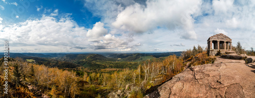 Cuadro en lienzo Monument on the Donon mountain peak in the Vosges