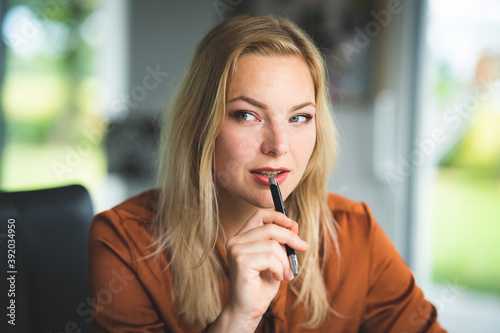 Belletristik - junge Autorin arbeitet an einem Buch  Symbolfoto.