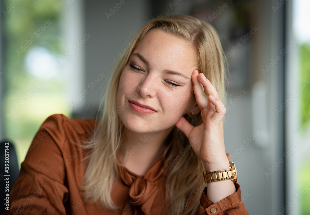 Stress am digitalen Arbeitsplatz, junge Frau mit Kopfschmerzen bei der Arbeit in der Büro. Stress am digitalen Arbeitsplatz, junge Frau mit Kopfschmerzen bei der Arbeit in der Büro.