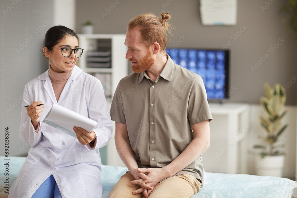 Φωτογραφία Female doctor holding medical card and telling about the methods of treatment to