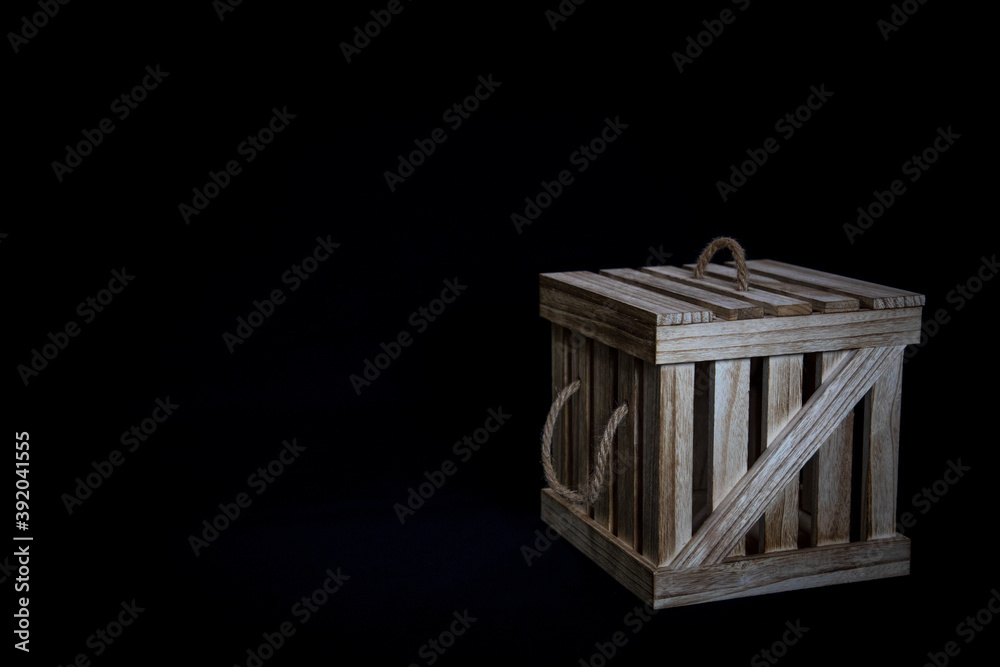 Fototapeta premium Caisse de bois sur un fond noir
