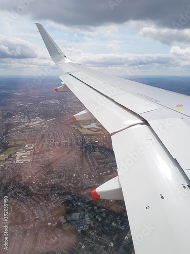 Widok z lecącego samolotu na skrzydło