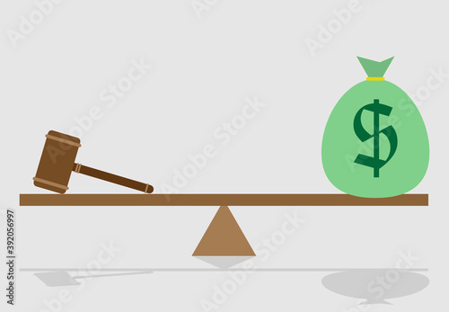 Balanza con un martillo de justicia y un saco con dinero de corrupción. 