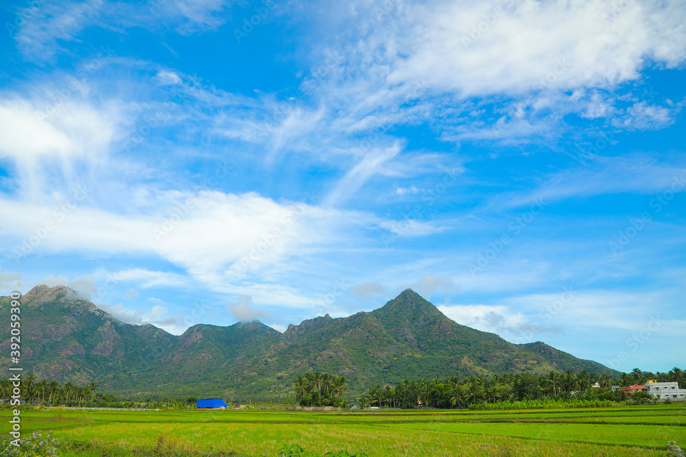 Obraz premium Mountain landscape, lake and mountain range and blue sky