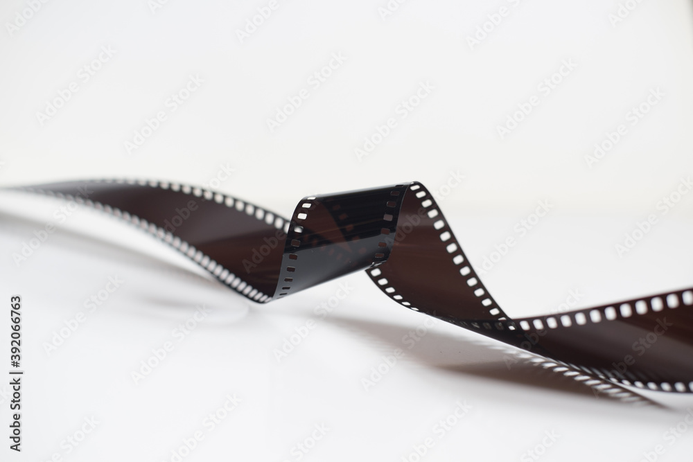 Una tira de negativos de película de 35mm antigua aislada sobre un fondo blanco