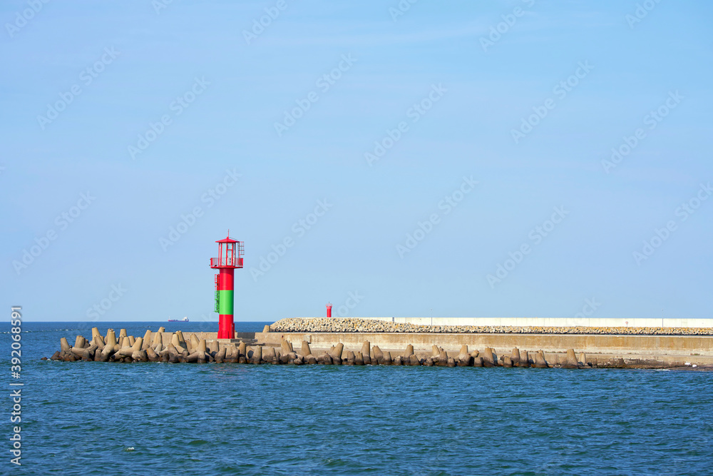 Leuchtturm an der Hafeneinfahrt in Swinemünde an der polnischen Ostseeküste