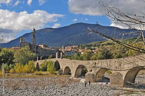 Bobbio ed il ponte Gobbo sul fiume Trebbia - Piacenza	 photo