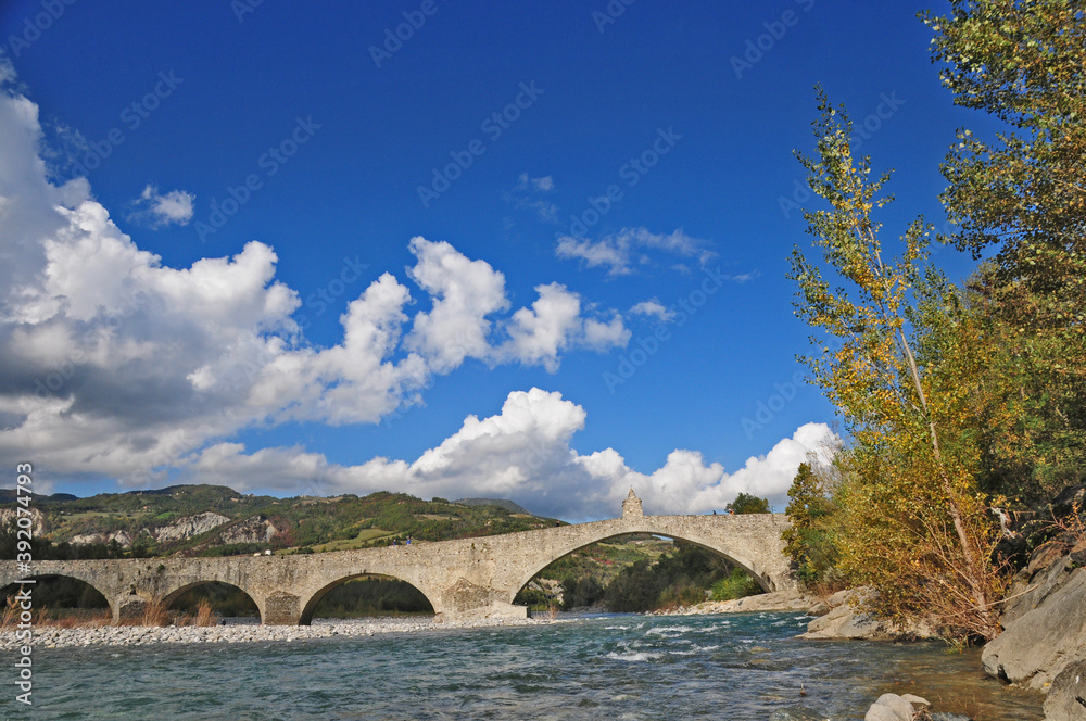 Fototapeta premium Bobbio, il ponte Gobbo sul fiume Trebbia - Piacenza 
