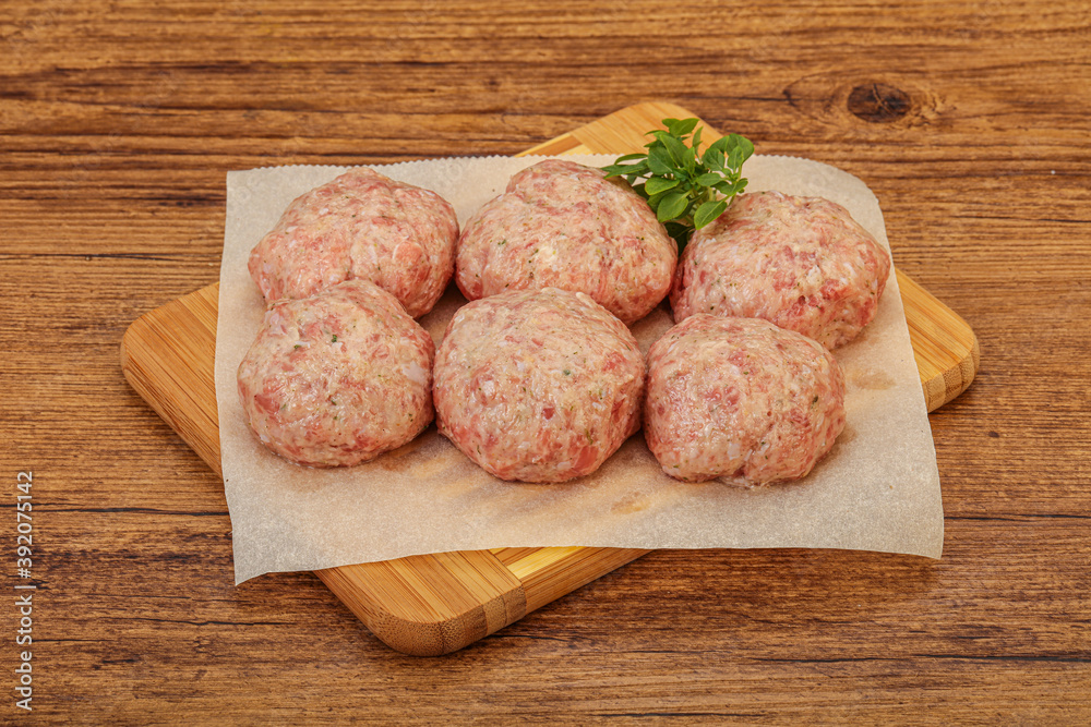 Raw turkey meatball for cooking