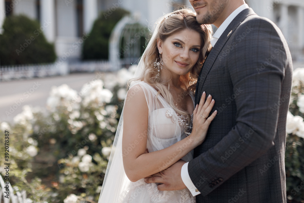Naklejka premium portrait of a happy bride in luxury dress and groom, wedding love emotions