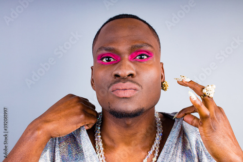 Принти на полотні african american with pearl ring on the finger and necklace beads bijouterie on