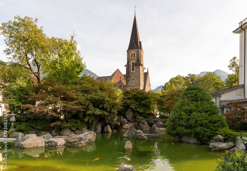Japanischer Garten Interlaken mit der katholischen Kirche im Hintergrund - Schweiz / Japanese Garden Interlaken with the Catholic Church in the background - Switzerland