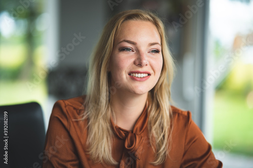 Berufsaufstieg, attraktive Frau macht sich Gedanken über ihre berufliche Karriere, Symbolfoto. Free Download Berufsaufstieg, attraktive Frau macht sich Gedanken über ihre berufliche Karriere, Symbolfoto. - GFXLoad
